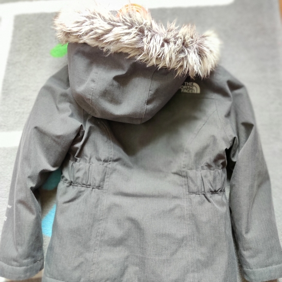 Girl's winter clothes - Picture 2 of 7